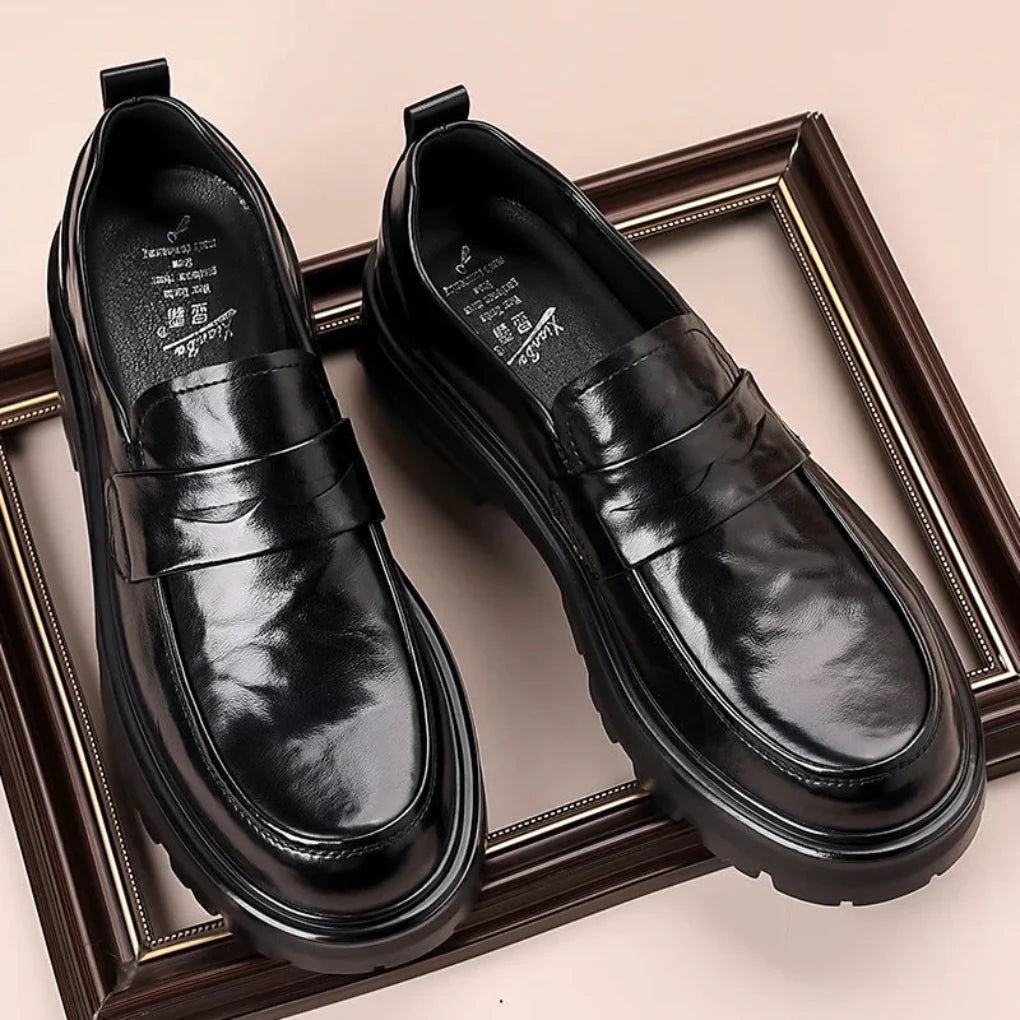 Herreloafers i skinn med pennystropper og mock toe