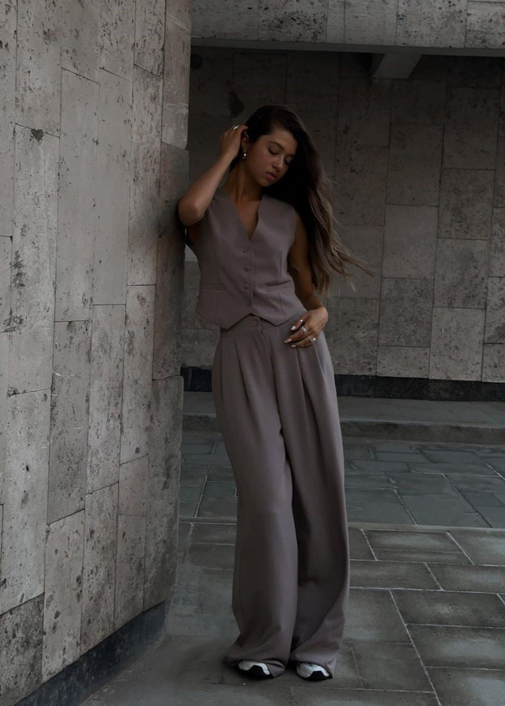 Elegant sleeveless blazer set for women