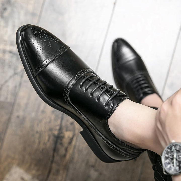 Herrenschuhe aus poliertem Leder mit Brogue-Details