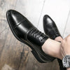 Herrenschuhe aus poliertem Leder mit Brogue-Details