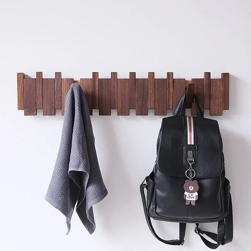 Knaggrekke i tre med pianodesign – Elegant veggorganisator for entreen