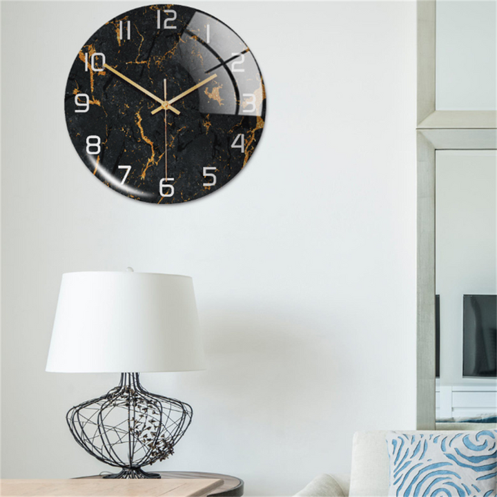 Elegant veggklokke med marmoreffekt – MarbleTime
