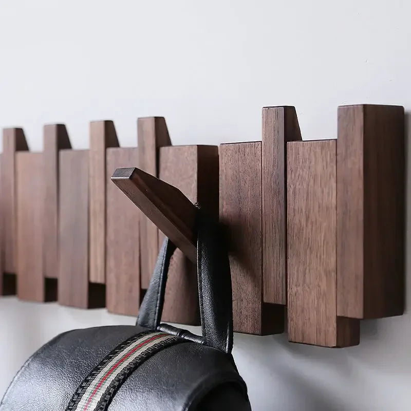 Knaggrekke i tre med pianodesign – Elegant veggorganisator for entreen