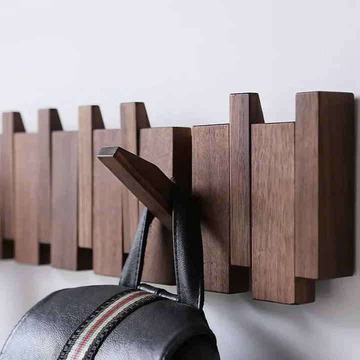 Knaggrekke i tre med pianodesign – Elegant veggorganisator for entreen