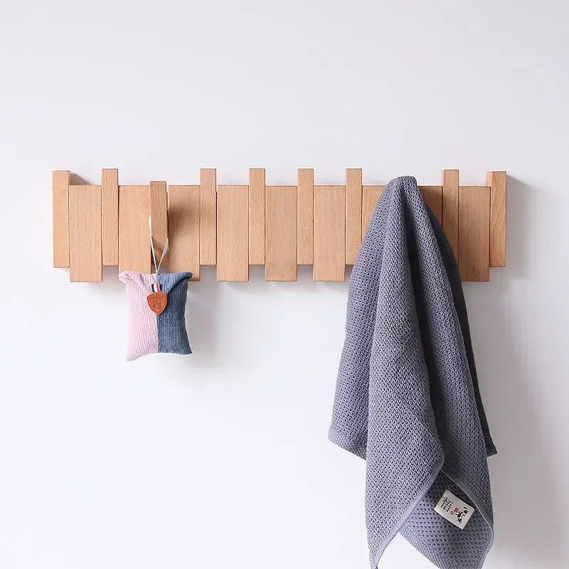 Knaggrekke i tre med pianodesign – Elegant veggorganisator for entreen