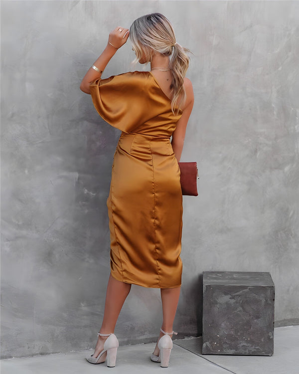 Satin Midi Kjole med En-Skulder Design og Elegante Volanger