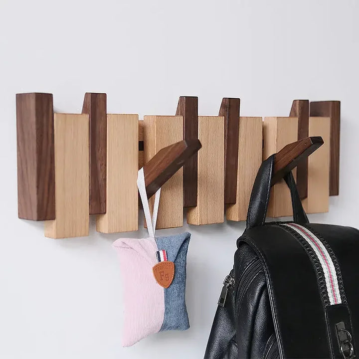 Knaggrekke i tre med pianodesign – Elegant veggorganisator for entreen