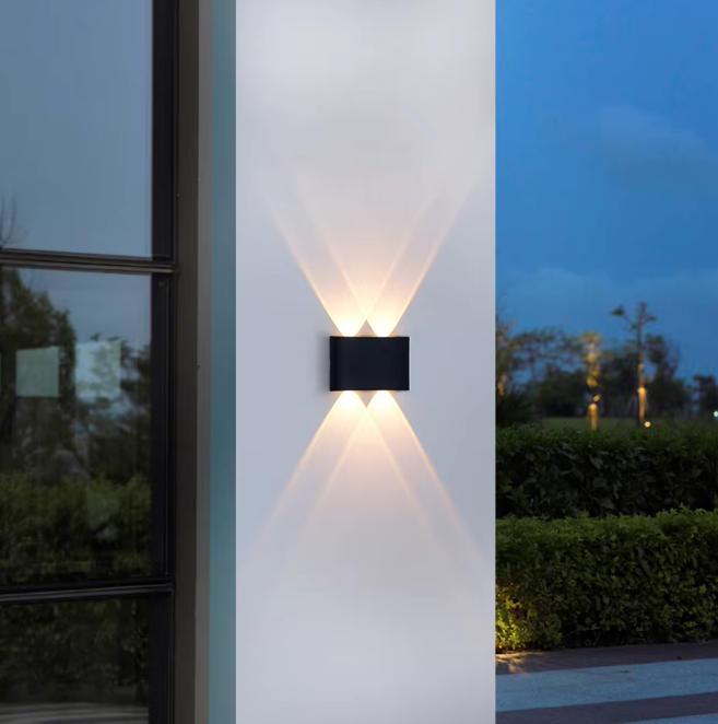 Moderne vegglampe for innendørs og utendørs bruk – Minimalistisk LED-spotlys