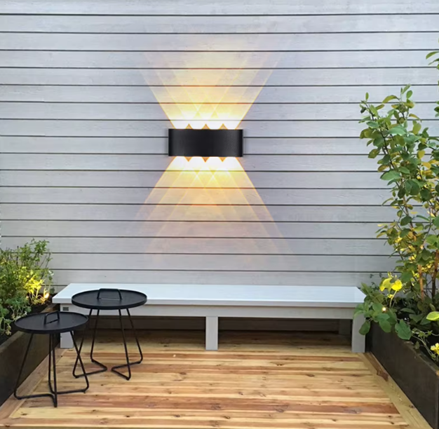 Moderne vegglampe for innendørs og utendørs bruk – Minimalistisk LED-spotlys