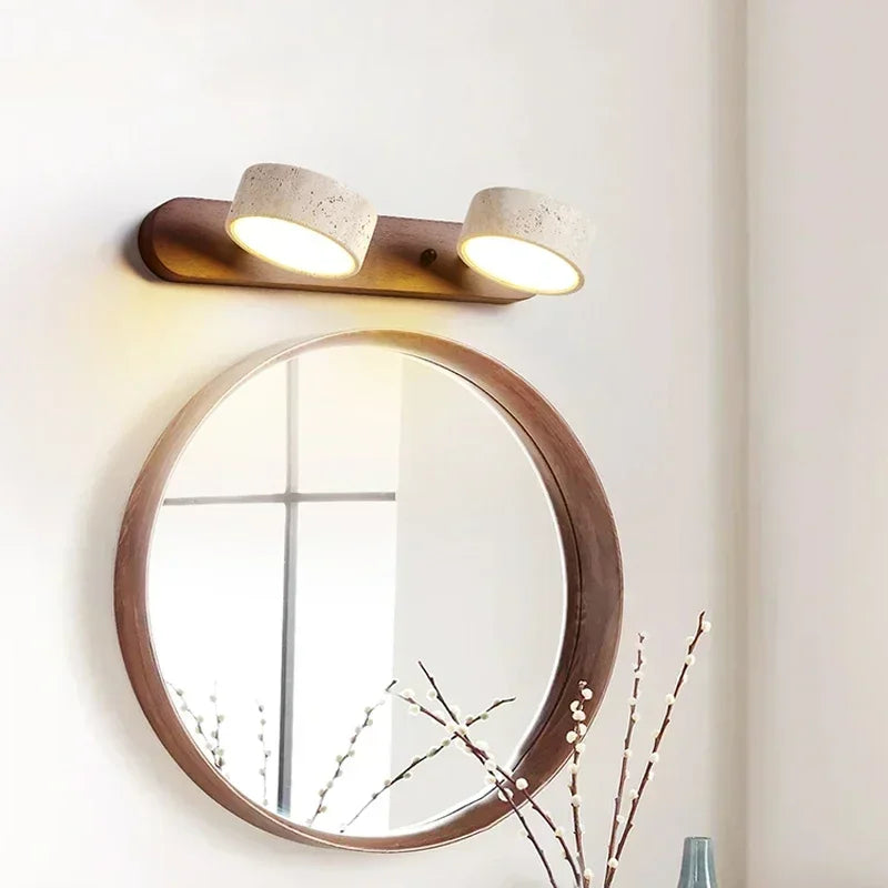 Moderne LED-vegglampe med dreibare skjermer i stein og fot i tre