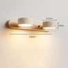 Moderne LED-vegglampe med dreibare skjermer i stein og fot i tre