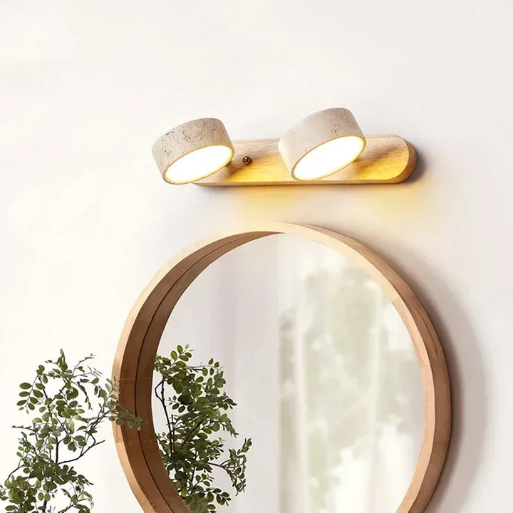 Moderne LED-vegglampe med dreibare skjermer i stein og fot i tre