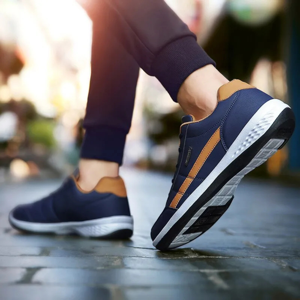 Elegante skinnsneakers til herre med snøring foran og sidepanel