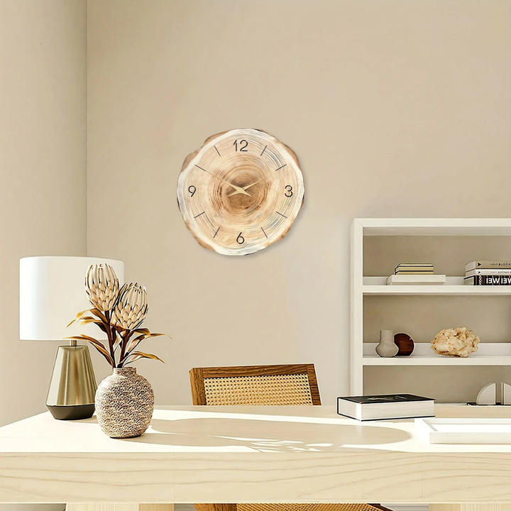 Stille veggklokke i tre