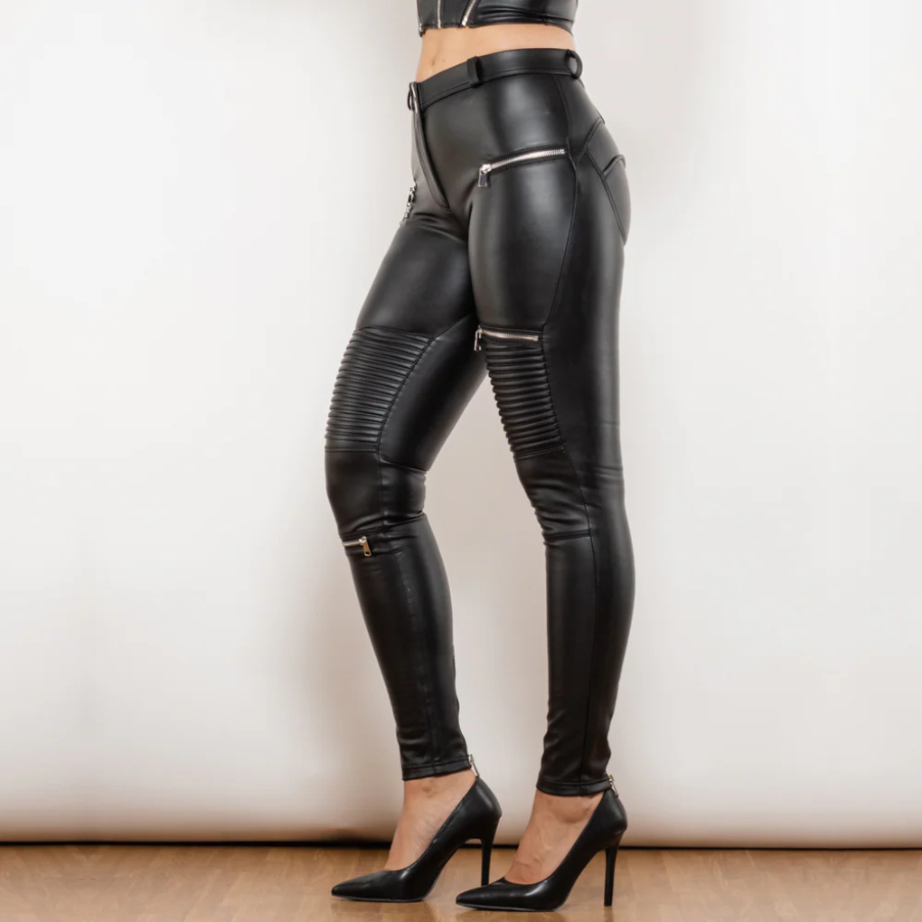 Slim pants in faux leather for women