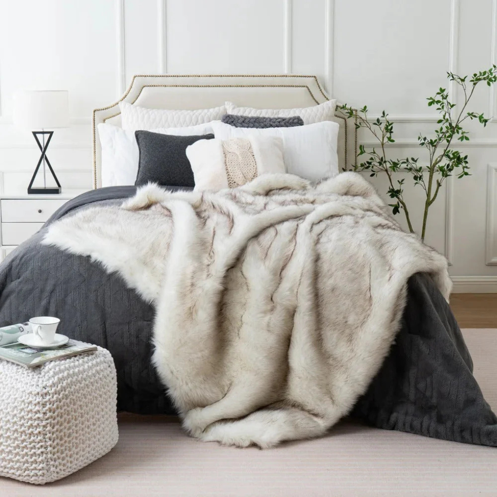 Fuskepelsteppe – koselig stil og elegant aksent