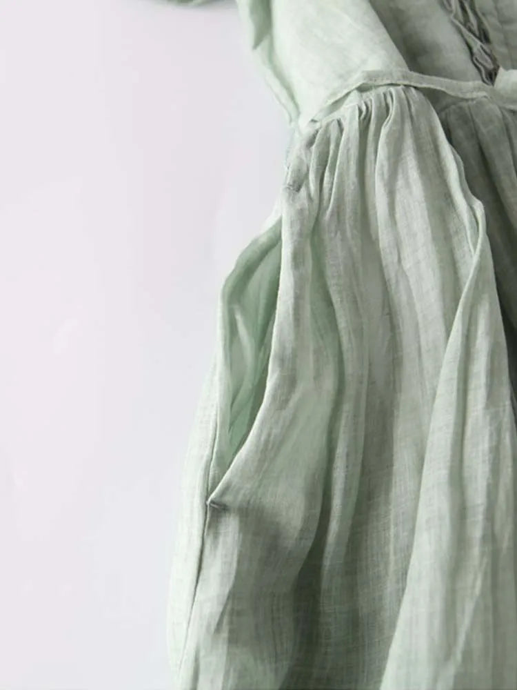 Leichtes und elegantes Strickkleid für alle Gelegenheiten im Sommer