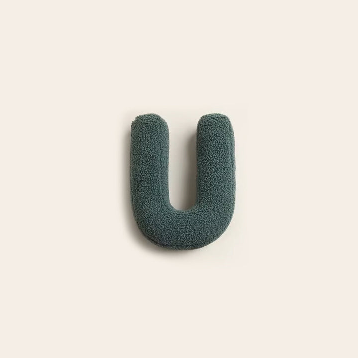 Pyntepute med bokstav i bomull, 38 x 30 cm