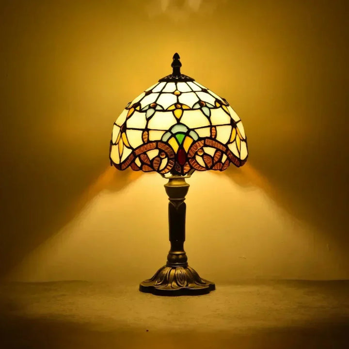 Antikk lampe i farget glass - Tidløs eleganse & håndverk