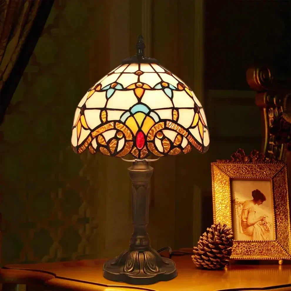 Antikk lampe i farget glass - Tidløs eleganse & håndverk