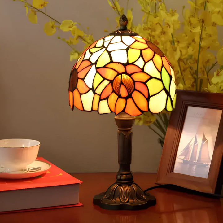 Antikk lampe i farget glass - Tidløs eleganse & håndverk