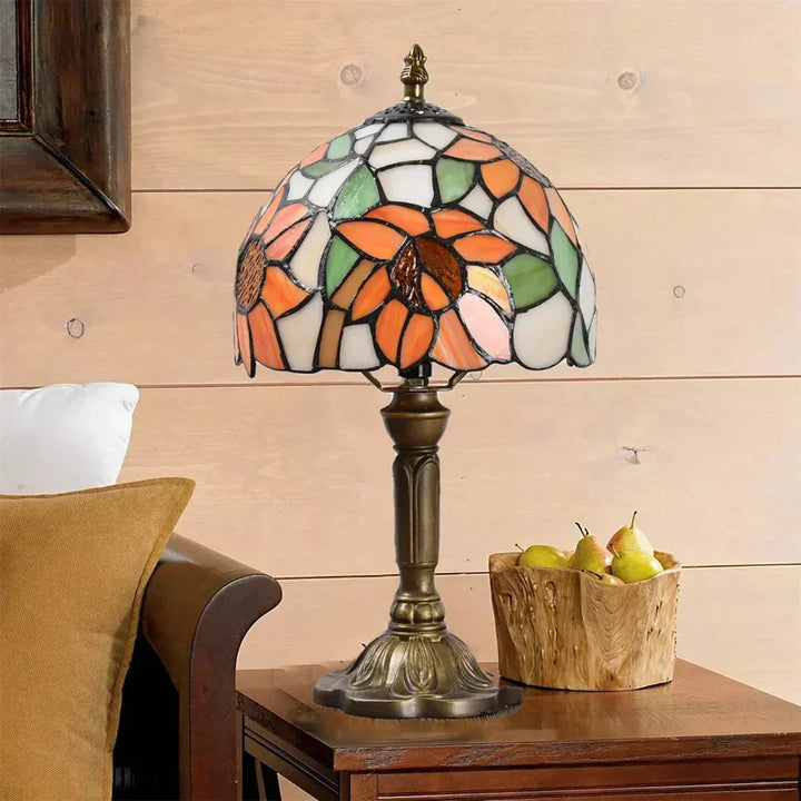 Antikk lampe i farget glass - Tidløs eleganse & håndverk