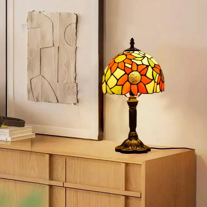 Antikk lampe i farget glass - Tidløs eleganse & håndverk