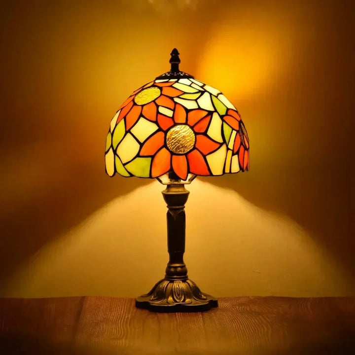 Antikk lampe i farget glass - Tidløs eleganse & håndverk