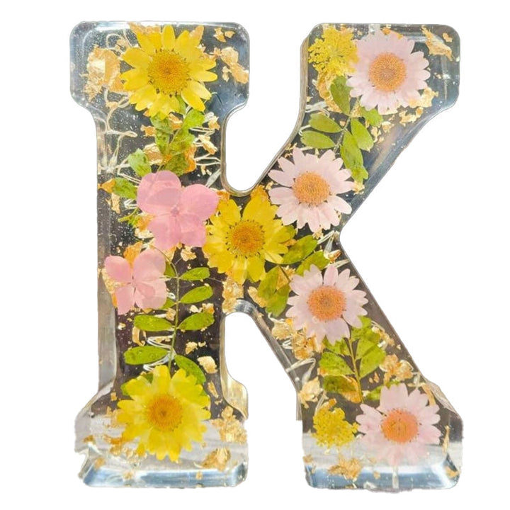 Nattlampe formet som forbokstav, resin med tørkede blomster