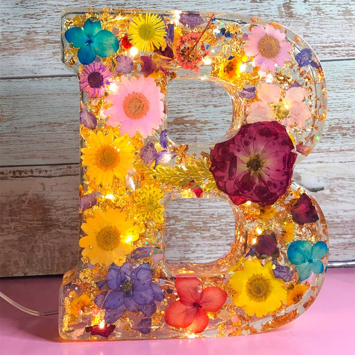 Nattlampe formet som forbokstav, resin med tørkede blomster