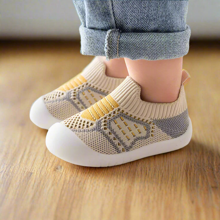 Babysko med tettsittende elastisk passform, sklisikre såler, pustende mesh, alder 0–4