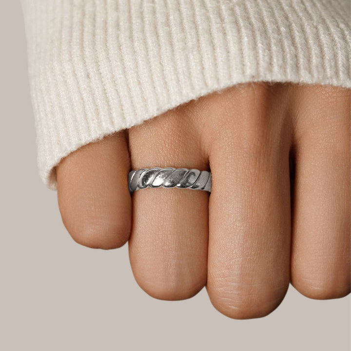 Elegant sølvring med en raffinert vri