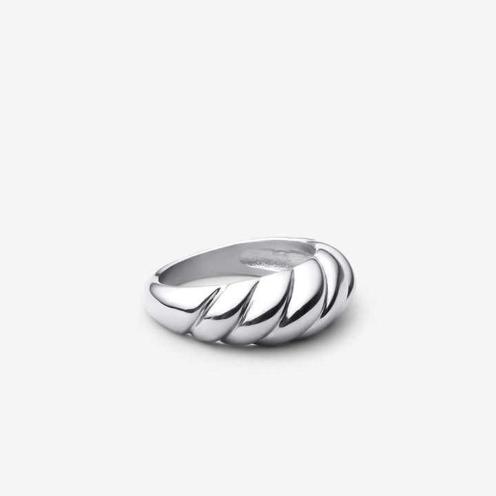 Elegant ring i hvitt gull med raffinerte bølger