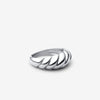 Elegant ring i hvitt gull med raffinerte bølger