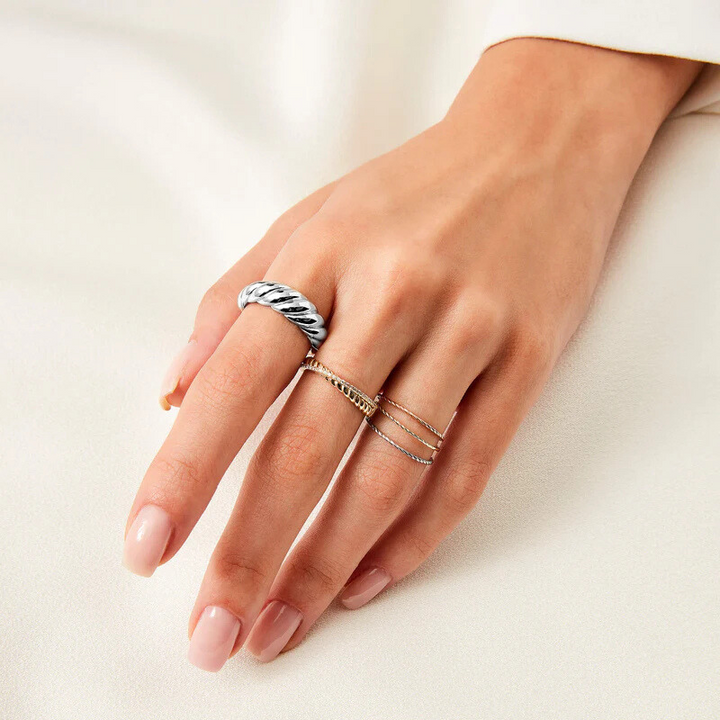 Elegant ring i hvitt gull med raffinerte bølger
