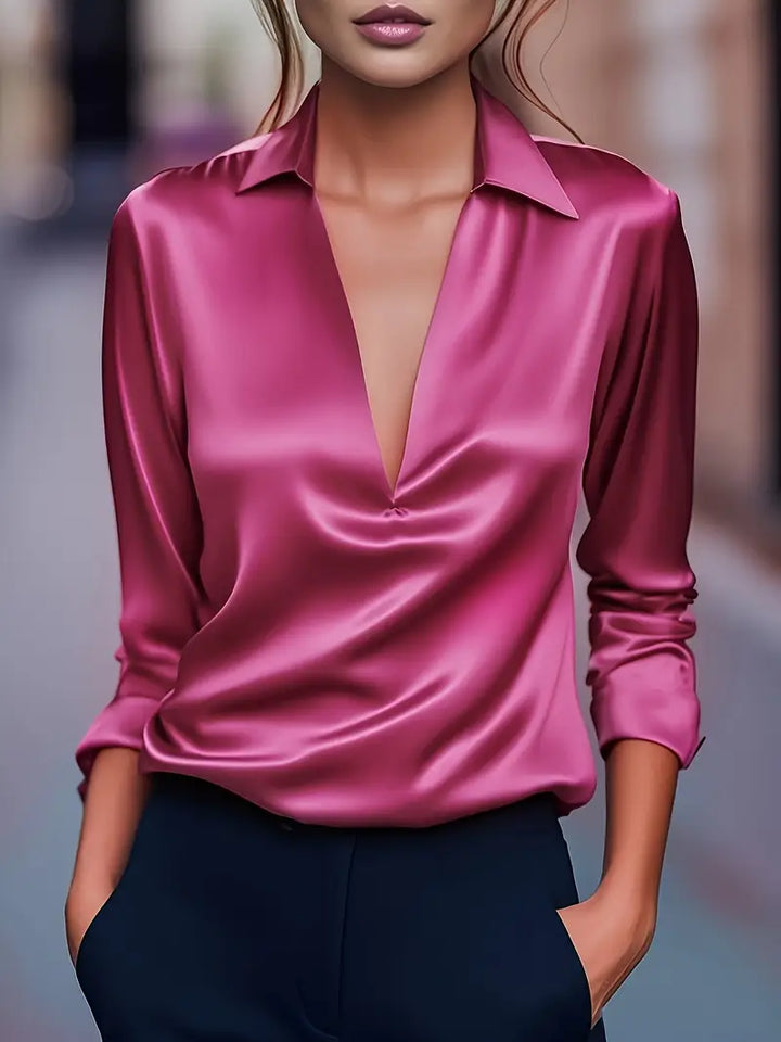 Satengbluse for dame med V-hals og drapert krage