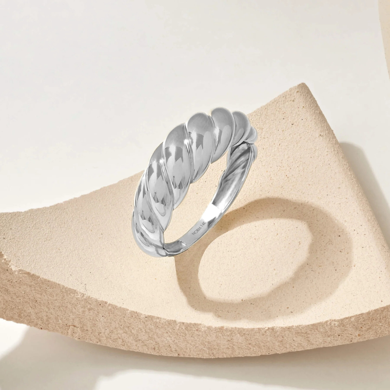 Elegant ring i hvitt gull med raffinerte bølger