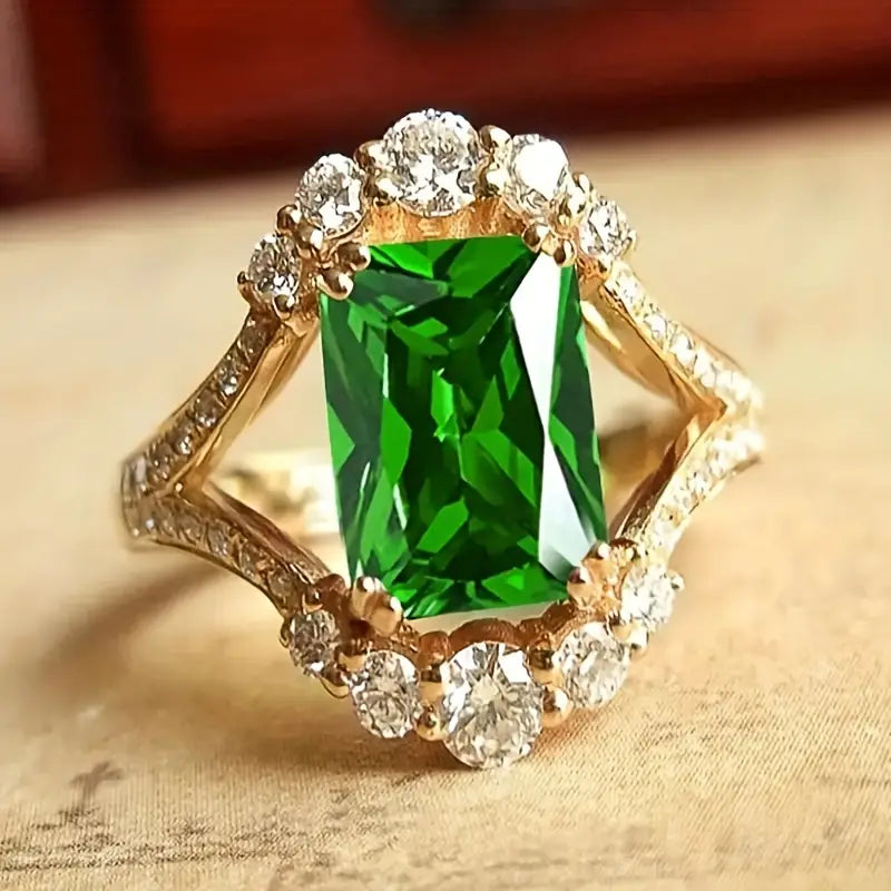 Elegant gullring med raffinerte detaljer