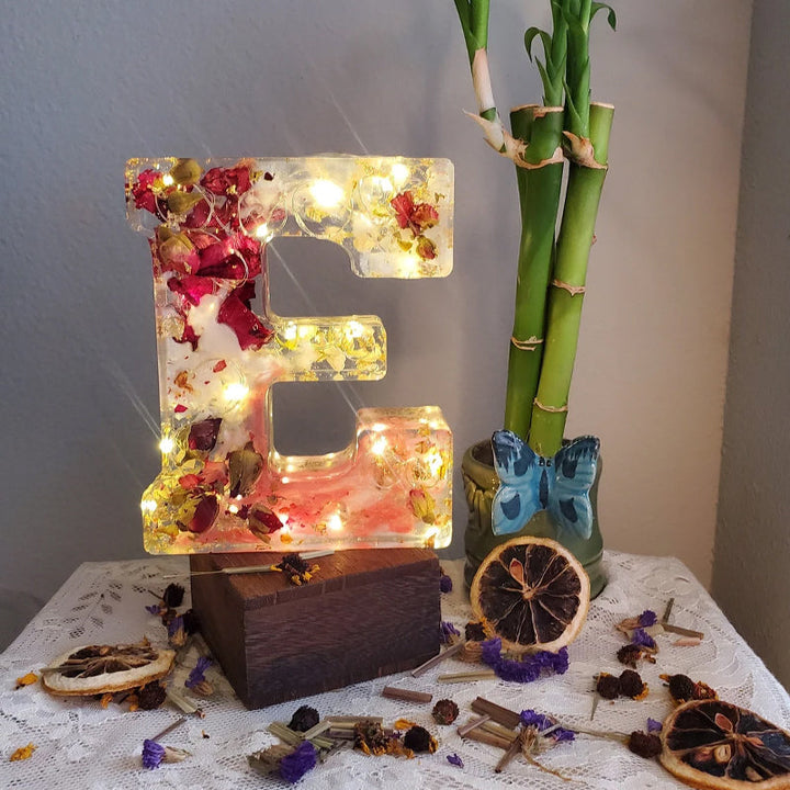 Nattlampe formet som forbokstav, resin med tørkede blomster