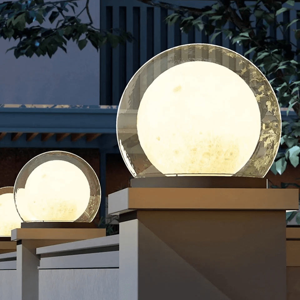 Moderne utendørslampe – Design i måneform