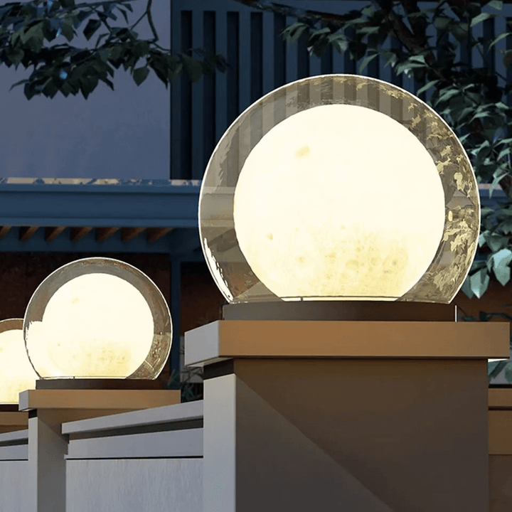 Moderne utendørslampe – Design i måneform