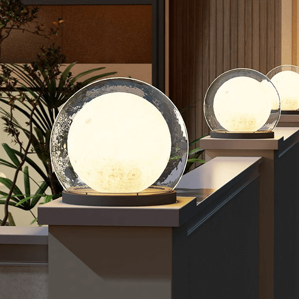 Moderne utendørslampe – Design i måneform