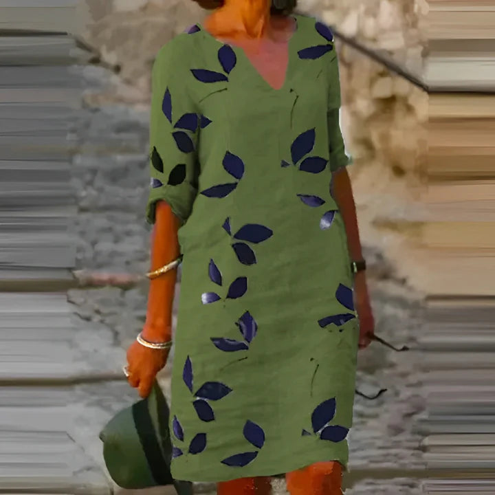Sommerkleid mit Blattdruck und elegantem V-Ausschnitt