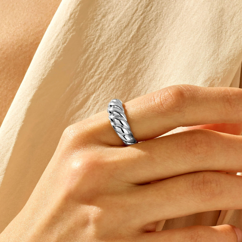 Elegant ring i hvitt gull med raffinerte bølger