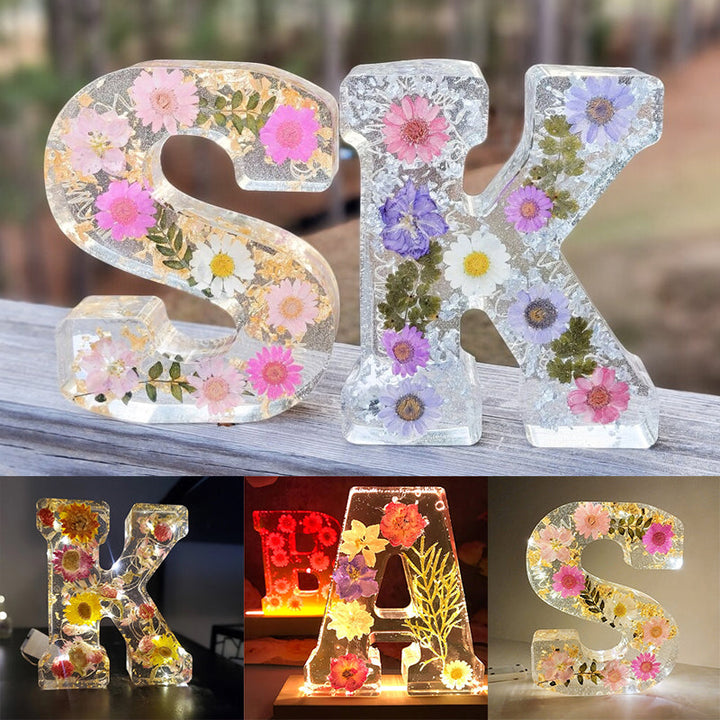 Nattlampe formet som forbokstav, resin med tørkede blomster