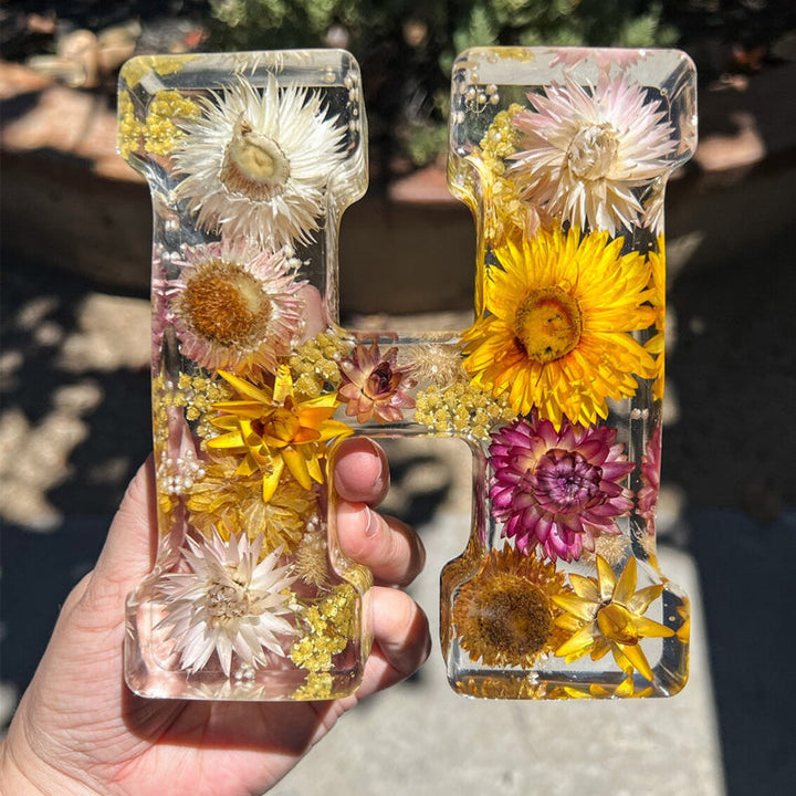 Nattlampe formet som forbokstav, resin med tørkede blomster
