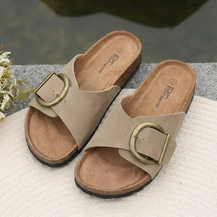 Sandaler med åpen tå og spenne detalj