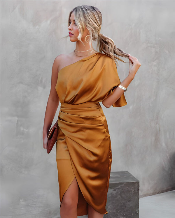 Satin Midi Kjole med En-Skulder Design og Elegante Volanger