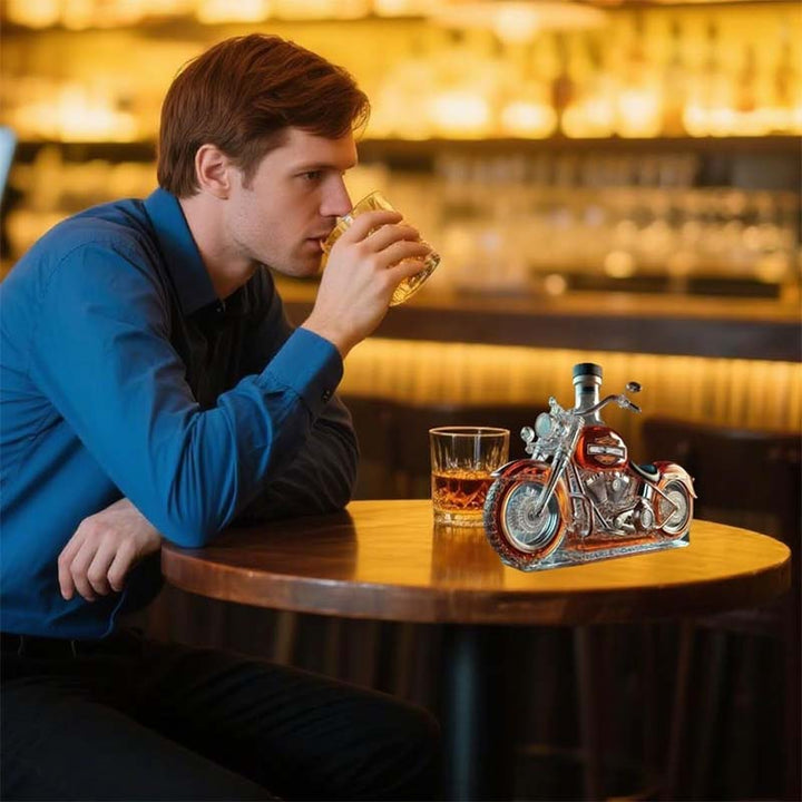 Whiskykaraffel i Form av en Harley-Motorsykkel for Hjemmebar