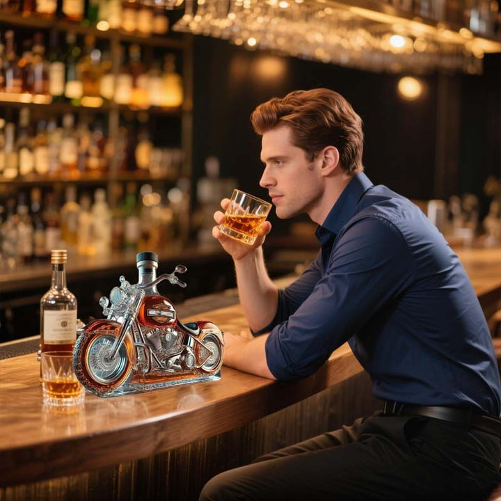 Whiskykaraffel i Form av en Harley-Motorsykkel for Hjemmebar